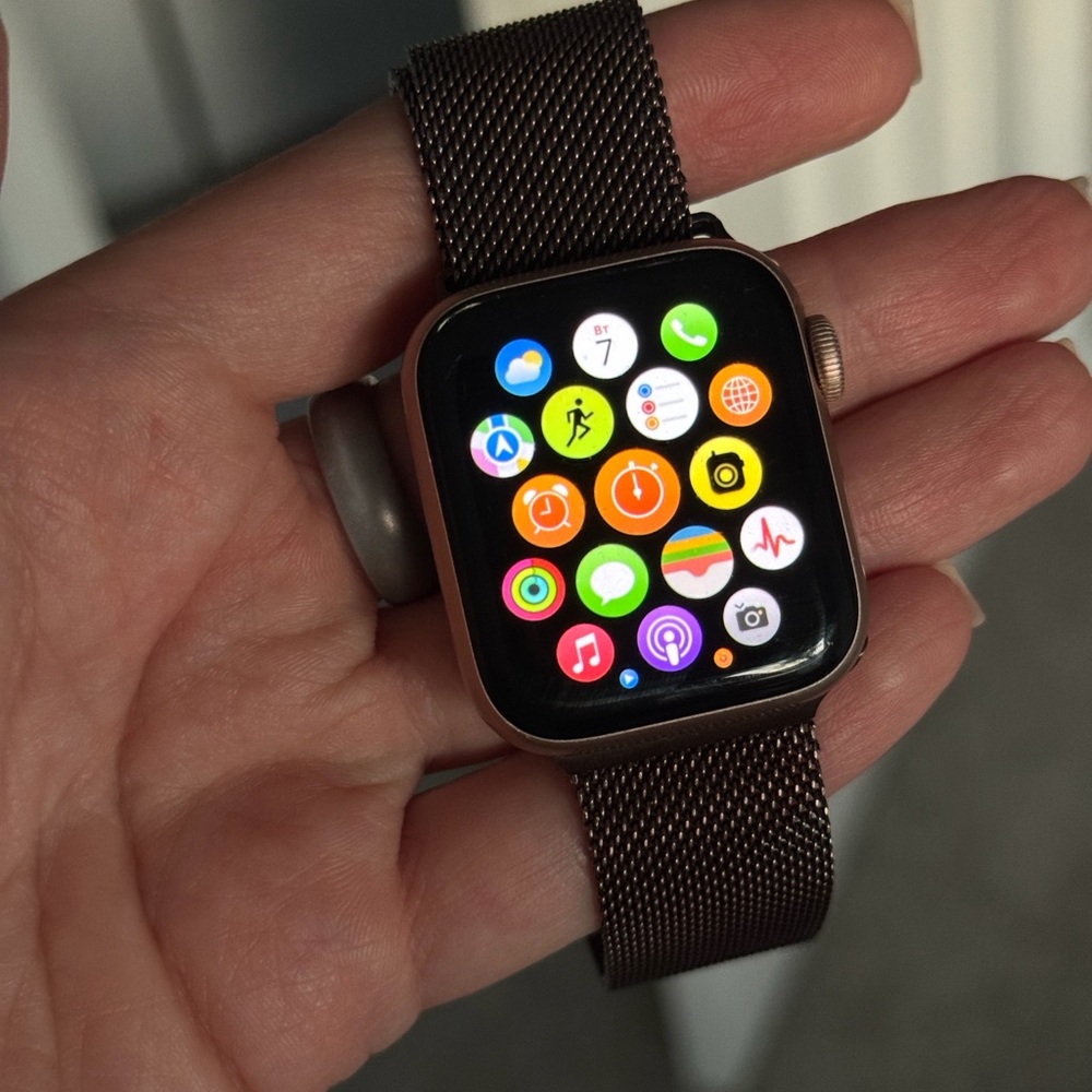 Apple Watch 4 40 in Rose Gold with Dark Brown Mesh Band